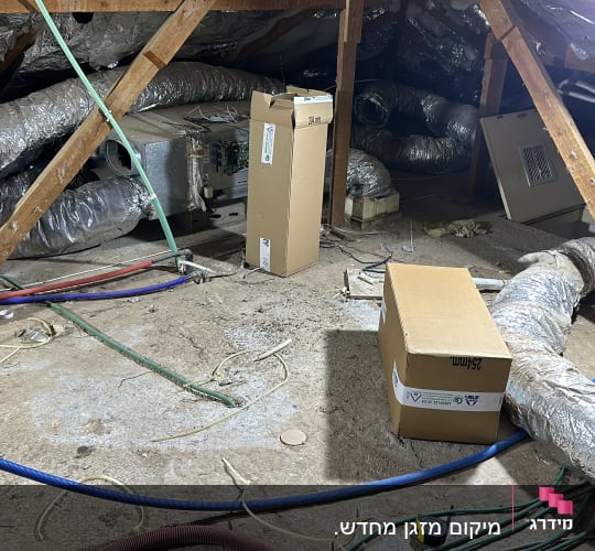 צינורות מיזוג אוויר מבודדים בעליית גג